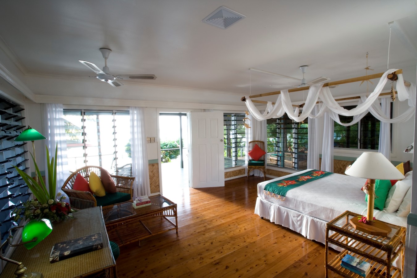 http://thefijivillacompany.com/wp-content/uploads/2014/09/Beachfront-Bure-interior-Custom.jpg