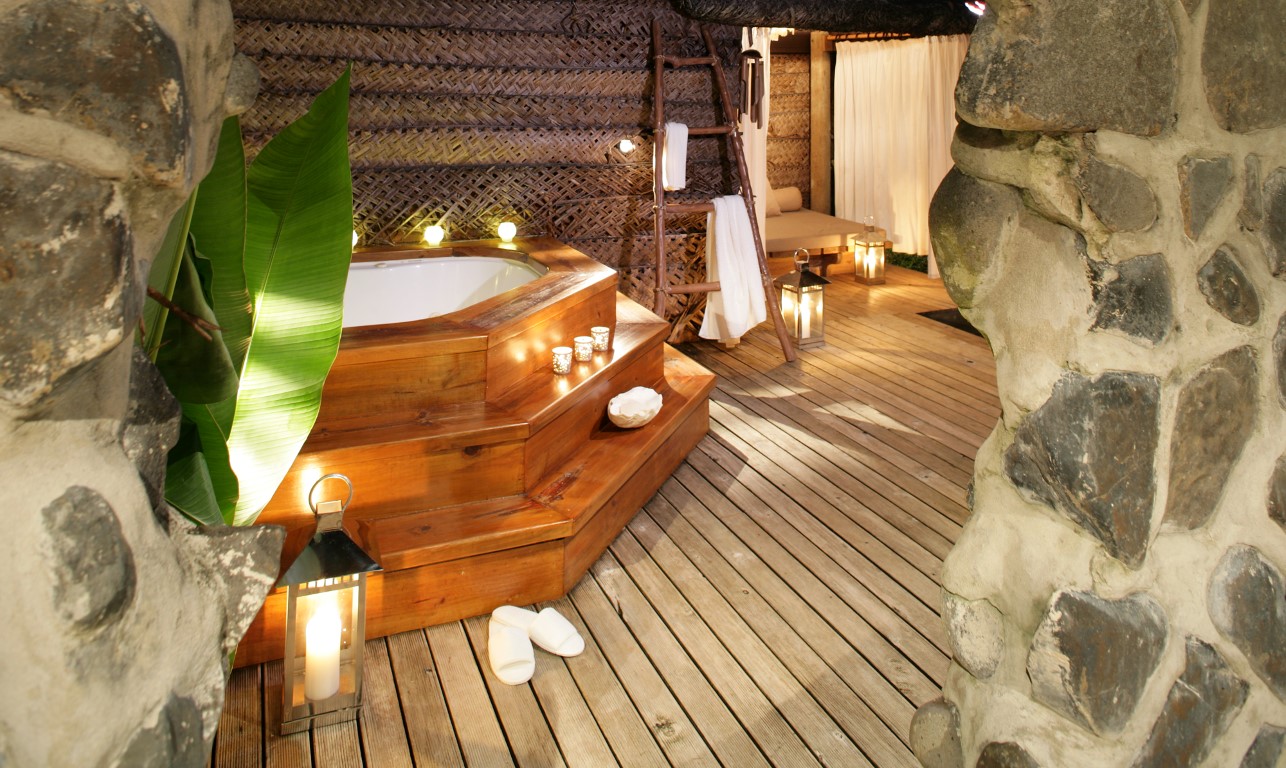 http://thefijivillacompany.com/wp-content/uploads/2014/09/Matangi-Treehouse-Jacuzzi-Night-Medium.jpg