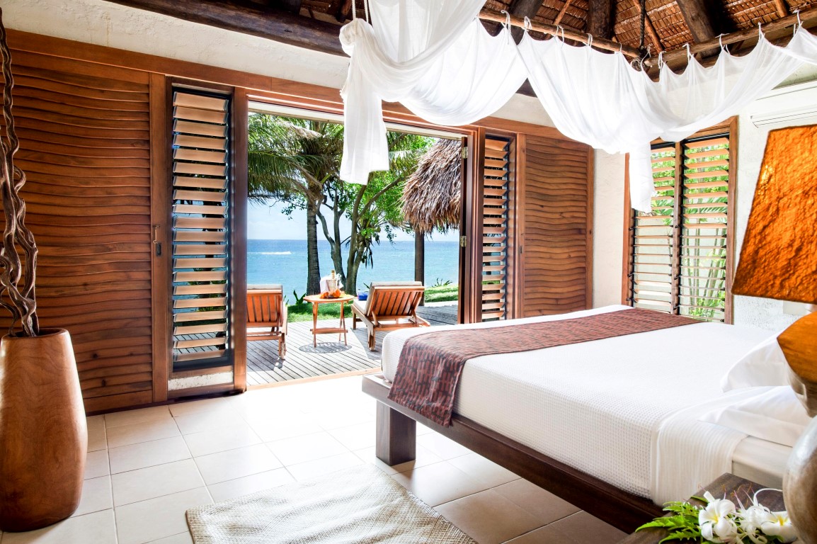 http://thefijivillacompany.com/wp-content/uploads/2014/09/Tokoriki-Sunset-Pool-Villa-Interior-Bed-SG332-0-Medium.jpg