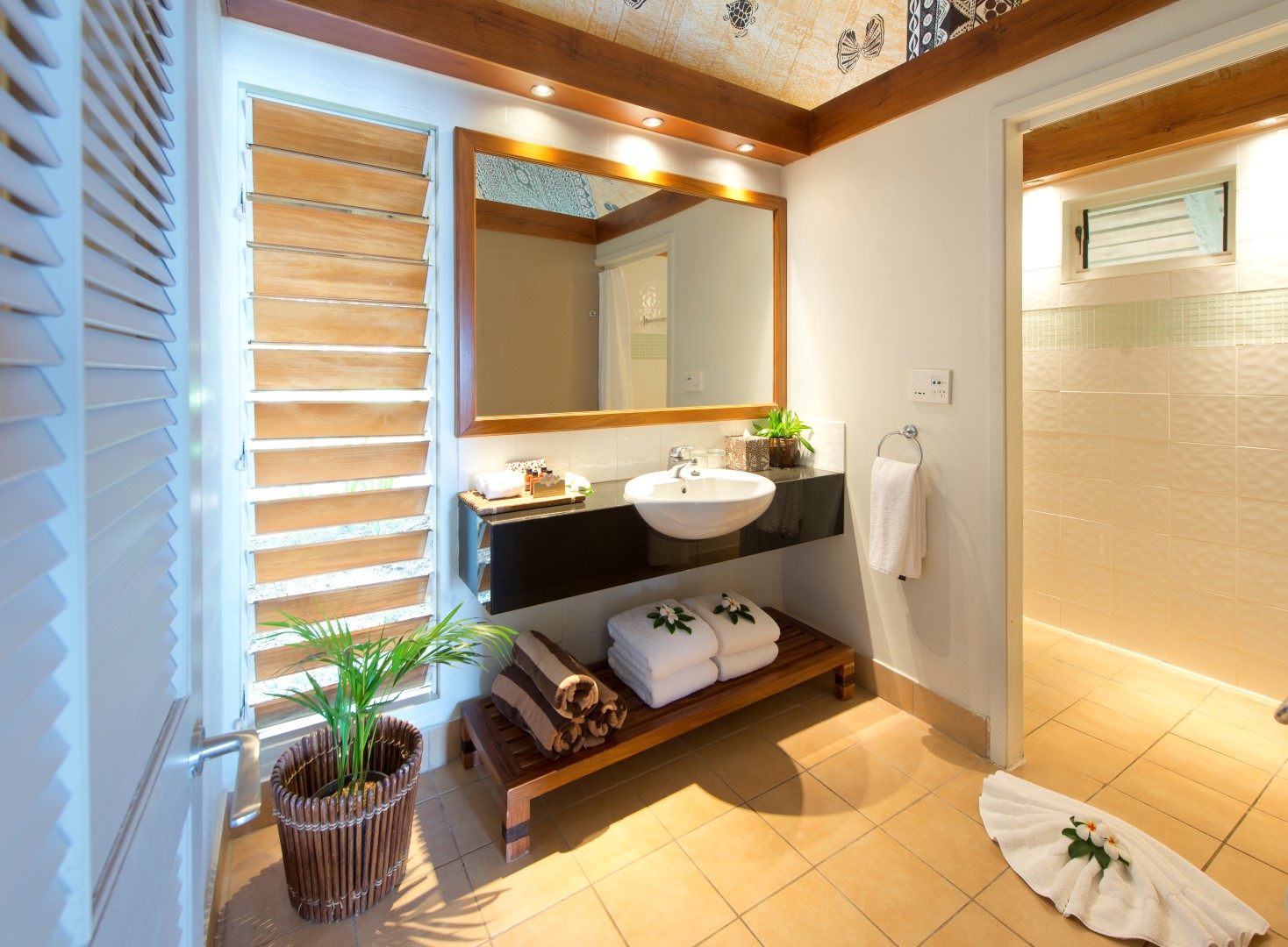 http://thefijivillacompany.com/wp-content/uploads/2014/09/bathroom-Large.jpg