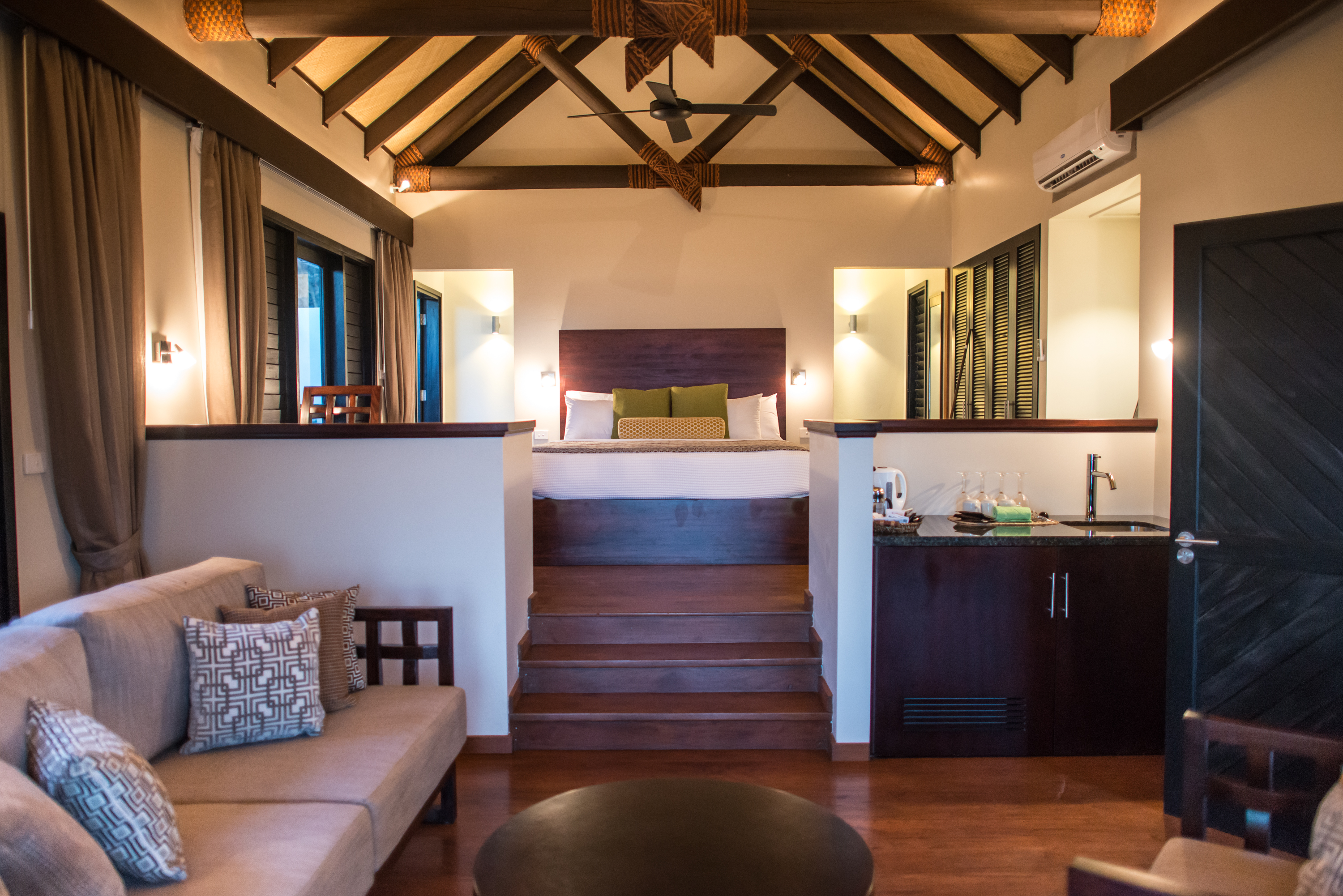 http://thefijivillacompany.com/wp-content/uploads/2014/09/inside-villa.jpg