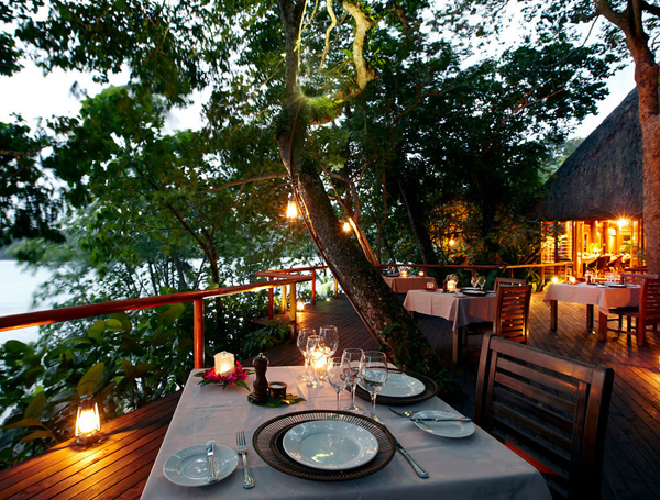 http://thefijivillacompany.com/wp-content/uploads/2014/09/outdoor-dining1.jpg