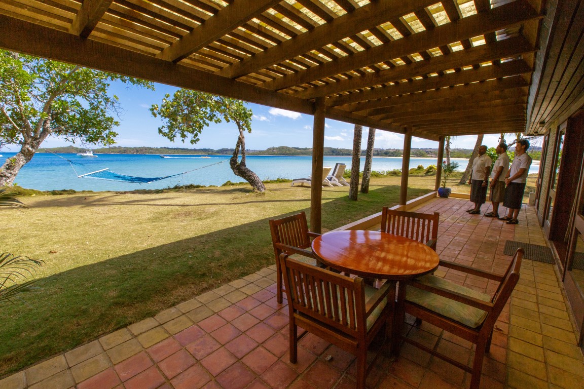 http://thefijivillacompany.com/wp-content/uploads/2014/09/outside-deck-Medium.jpg