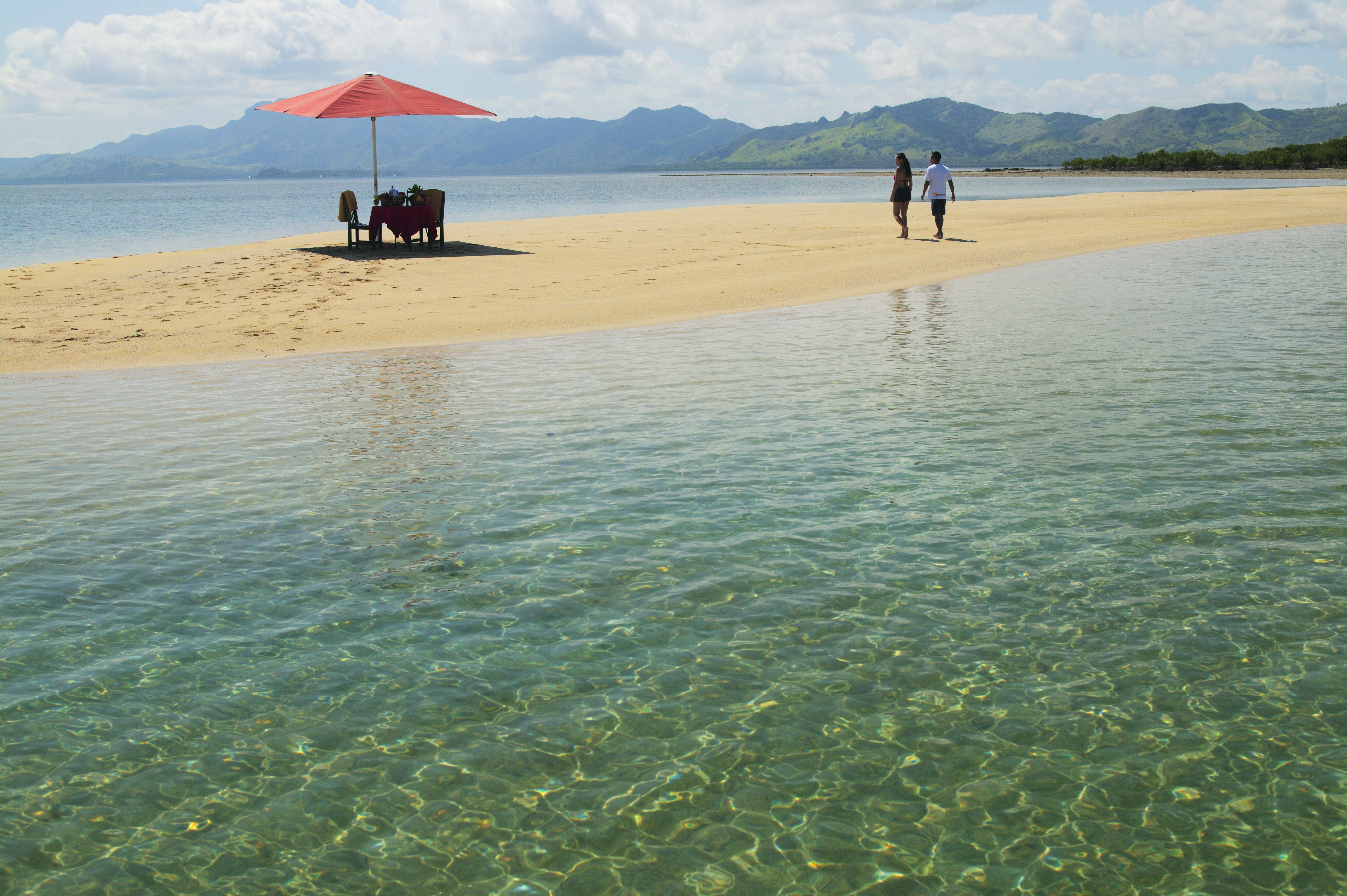 http://thefijivillacompany.com/wp-content/uploads/2014/09/sandbank-picnic.jpg