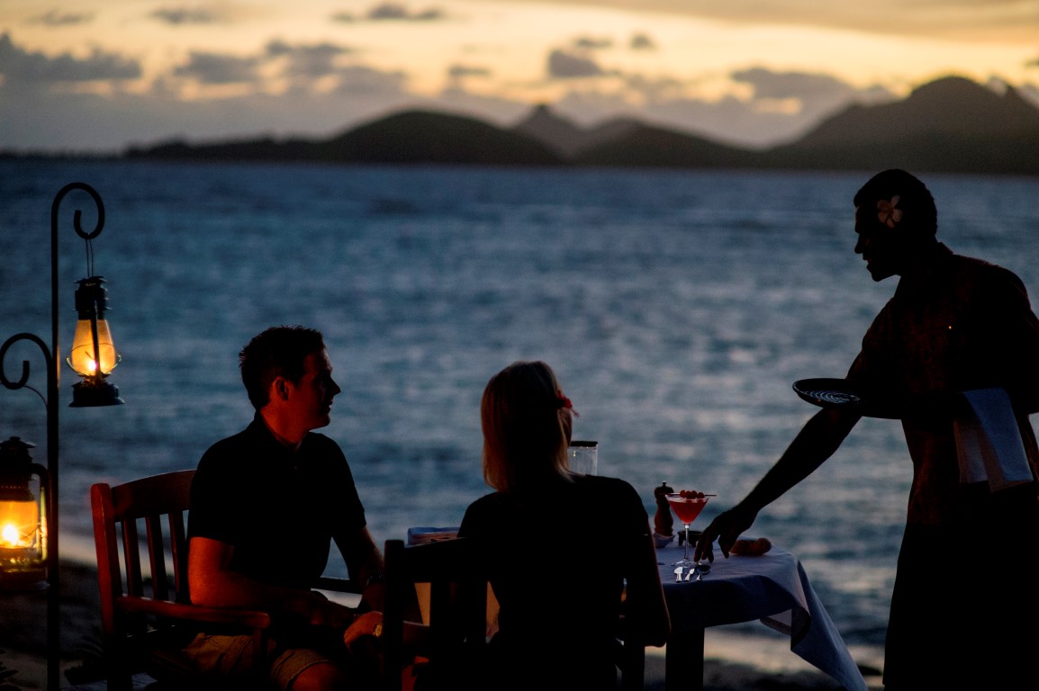http://thefijivillacompany.com/wp-content/uploads/2014/09/tokoriki-romantic-dinner-cocktails-sg1701-Medium.jpg