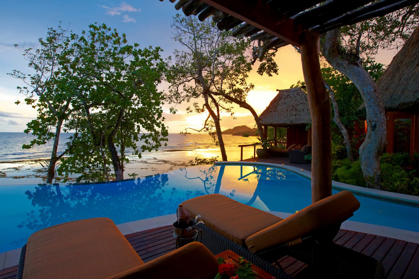 http://thefijivillacompany.com/wp-content/uploads/2014/09/villa-pool-sunset-Custom.jpg