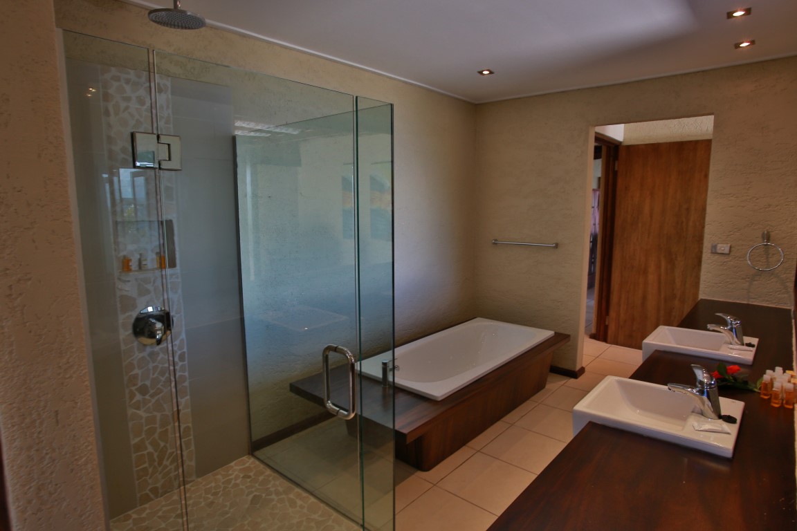 http://thefijivillacompany.com/wp-content/uploads/2014/10/bathroom-Medium.jpg