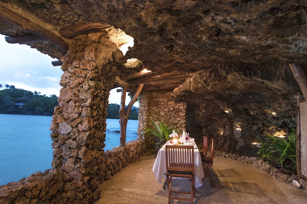 http://thefijivillacompany.com/wp-content/uploads/2015/08/Savasi-Cave-Dining-Space2.jpg