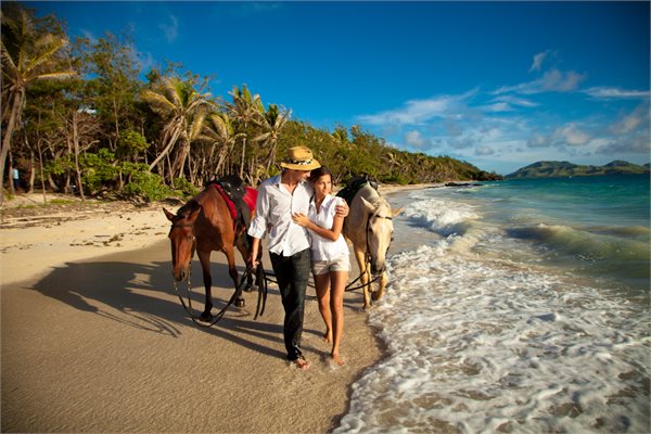 http://thefijivillacompany.com/wp-content/uploads/2015/09/sunrise-picnic-and-horseback-riding-on-long-beach11.jpg